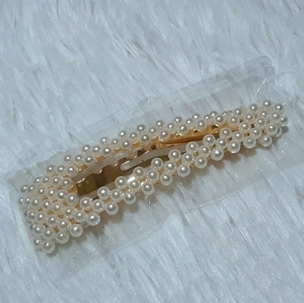Oversized Pearl Hair Clip